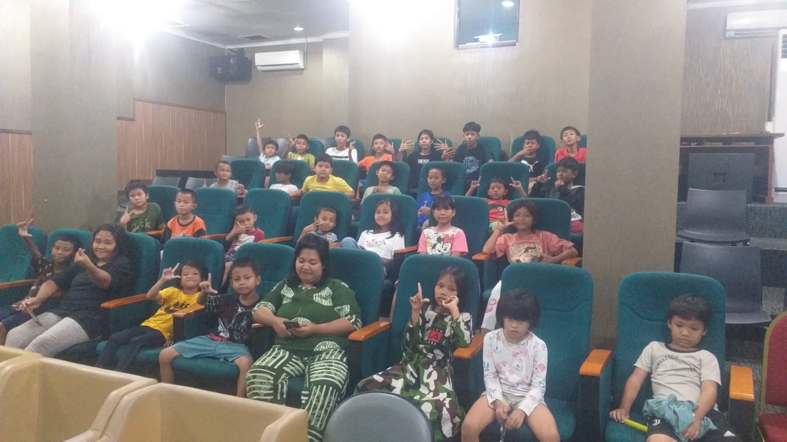 Menonton Film Edukasi
